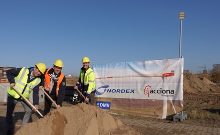 Minister Dr. Wolgang Blank (M.) mit Alexander Farnkopf und Florian Matthes (© Nordex Energy)