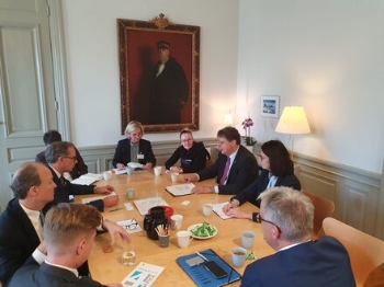 Wirtschaftsminister Reinhard Meyer im Gespräch mit Hakon Jevrell, Staatssekretär im schwedischen Ministerium für Außenhandel und Entwicklungszusammenarbeit