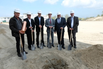 Wirtschaftsminister Harry Glawe (2.v.r.) bei der Grundsteinlegung in Rostock (Foto: R.Cordes) Wirtschaftsminister Harry Glawe (2.v.r.) bei der Grundsteinlegung in Rostock (Foto: R.Cordes)