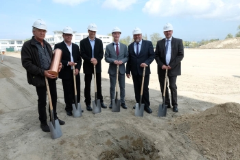 Wirtschaftsminister Harry Glawe (2.v.r.) bei der Grundsteinlegung in Rostock (Foto: R.Cordes)