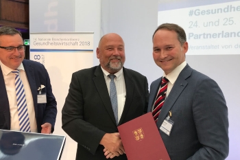 Wirtschaftsminister Harry Glawe hat den Vorstandsvorsitzenden Simon Michel (rechts) von der Schweizer Ypsomed-Gruppe im Rahmen der Nationalen Branchenkonferenz Gesundheitswirtschaft zum neuen Wirtschaftsbotschafter für Mecklenburg-Vorpommern ernannt (Foto: WM) Wirtschaftsminister Harry Glawe hat den Vorstandsvorsitzenden Simon Michel (rechts) von der Schweizer Ypsomed-Gruppe im Rahmen der Nationalen Branchenkonferenz Gesundheitswirtschaft zum neuen Wirtschaftsbotschafter für Mecklenburg-Vorpommern ernannt (Foto: WM)