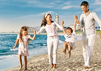 Familie vor dem Leuchtturm im Ostseebad Warnemünde Familie vor dem Leuchtturm im Ostseebad Warnemünde