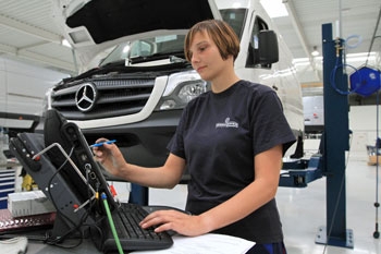 Junge Frau in einer Werkshalle der Automobilherstellung; Foto: Norbert Fellechner Junge Frau in einer Werkshalle der Automobilherstellung; Foto: Norbert Fellechner