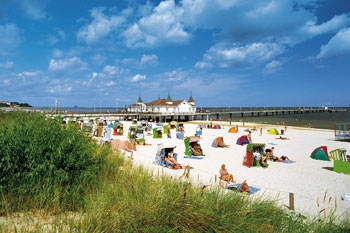 Ein Meer aus Strandkörben an der Mecklenburgischen Ostseeküste in Ahlbeck